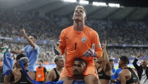 Новият вратар на Байерн води уникална мацка в Мюнхен + СНИМКИ