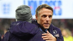 Невил си търси нов отбор, след като Бекъм го изрита от Интер