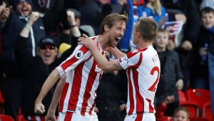 Стоук иска да задържи Питър Крауч