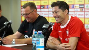 Шевченко подари на Левандовски капитанска лента на Украйна + СНИМКА 