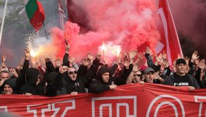 Голям цирк в Пловдив! Феновете се сбиха и прекратиха Локо - ЦСКА + ВИДЕО