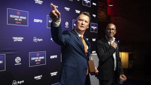 Луис ван Гал се завръща в Аякс напук на рака