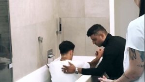 Коутиньо обра точките с покръстване във... ваната