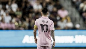 Бодигардът на Меси го спаси от фен + ВИДЕО