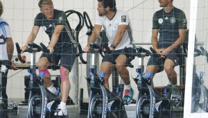 Швайни и Бени въртят педалите отделно от другите