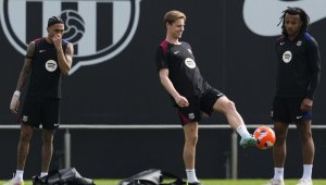 Де Йонг подписва нов договор с Барселона 