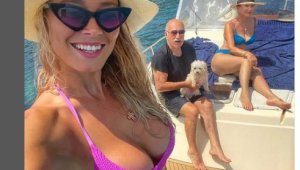 Най-сексапилната журналистка вае пищни гърди с плуване + СНИМКИ