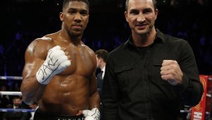 Кличко се качи на ринга при Джошуа, вижте и какво си казаха двамата + ВИДЕО