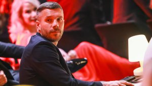 Световният шампион Подолски купува полски клуб