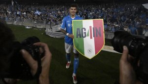 Капитанът на Наполи се нареди до Марадона