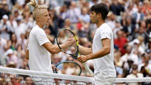 Алкарас започна защитата на титлата си с чиста победа