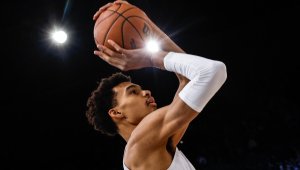 Изгряваща звезда от НБА се готви са сезона в манастира Шаолин