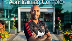 ОФИЦИАЛНО: Манчестър Юнайтед привлече 35-годишен страж от Стоук