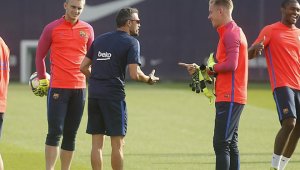 Тер Стеген се контузи, Силесен пред дебют за Барса