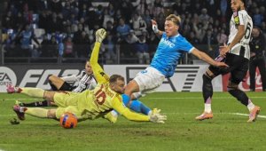 Секси водеща носи късмет на Наполи + СНИМКИ