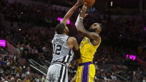 ЛеБрон изпревари Дирк, но Лейкърс падна в Сан Антонио