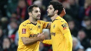 Барса оглежда нападател заради Депай