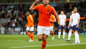 Де Лихт преминава в Юве още тази седмица