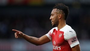 Хвърляш банан по Обамеянг, не стъпваш 4 години на стадион! + СНИМКИ