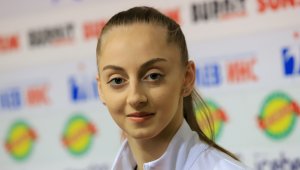 "Кралица" Калейн грабна титлата на обръч