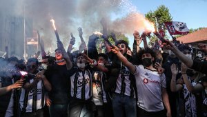 Фенове в Турция обсипаха терена с плюшени играчки + ВИДЕО и СНИМКИ