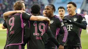 Байерн оцеля в екшън с пет гола, Нойер спаси дузпа 