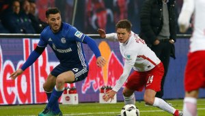 Юве си заплю левия бек на Шалке 