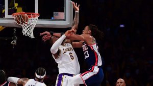 ЛеБрон сътвори история, но загубите за Лейкърс продължават