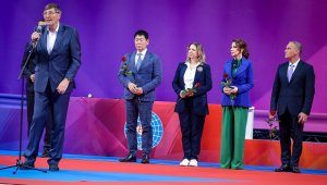 Министър Глушков приветства участничките в Световната купа по художествена гимнастика в София