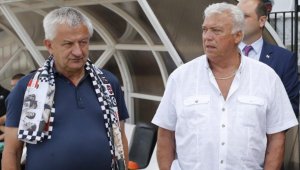 Крушарски се появи на "Лаута" и започна да раздава пачки