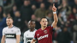 Чичарито вкара с ръка за Уест Хям, Деулофеу с хеттрик за Уотфорд