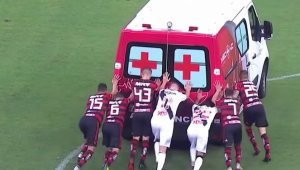 Сюрреалистично! Играчи на Васко да Гама и Фламенго бутаха линейка на терена + ВИДЕО