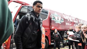 Отслабени "лалета": Вирус върна Гакпо в Ливърпул