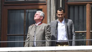 От обич: Легендарните Хитцфелд и Хайнкес притискат шефовете на Байерн