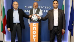 БСТ осигурява 1190 футболни топки за отборите от Първа лига