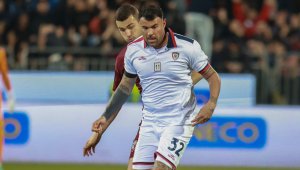 Разочарована от футболист си търси мъж с топки + СНИМКИ