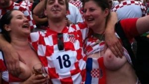 Уволниха хърватската чиновничка заради голите й цици на Евро 2012