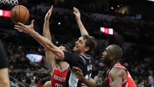 Сан Антонио приземи лошо Ракетите