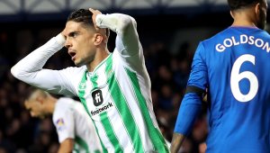 Футболно гадже обра точките на червения килим + СНИМКИ