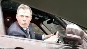 Карагър лепна плюнка в лицето на 14-годишна фенка на Юнайтед, после се извинява + ВИДЕО и СНИМКИ