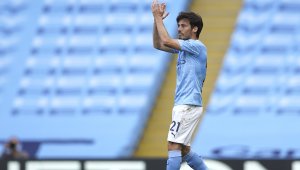 Бащата на Давид Силва: Може да играе до 40