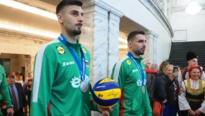 Капитанът на волейболните национали върти любов със секси атлетка + СНИМКИ