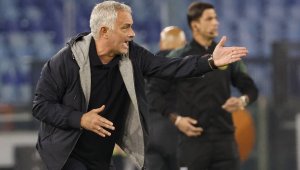 Моуриньо захапа Наполи и съдията