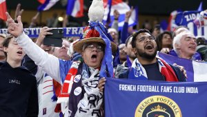 С вяра в световната титла: Французи пътуват с велосипеди до Катар