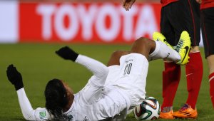 Роналдиньо с гол и червен картон