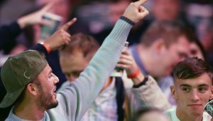 Мадисън се забавлява с дартс, в Лестър вярват, че ще го задържат