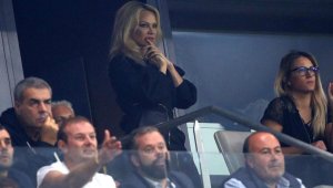 Памела Андерсън гледа мач на гаджето си