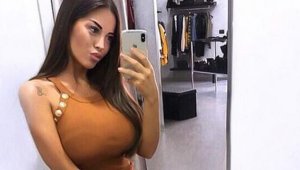 Едрогърда журналистка остана по бельо и подлуди мъжете + СНИМКИ