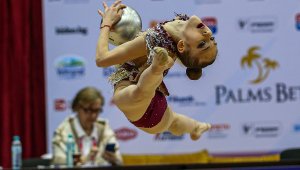 Прекрасна! Никол Тодорова прави фурор в Атина