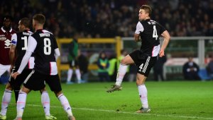 Де Лихт спечели дербито на Торино за Юве